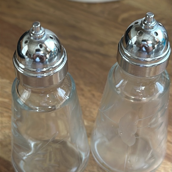 Princess House Vintage Crystal Heritage Etched Salt and Pepper Shaker Set - Picture 6 of 8